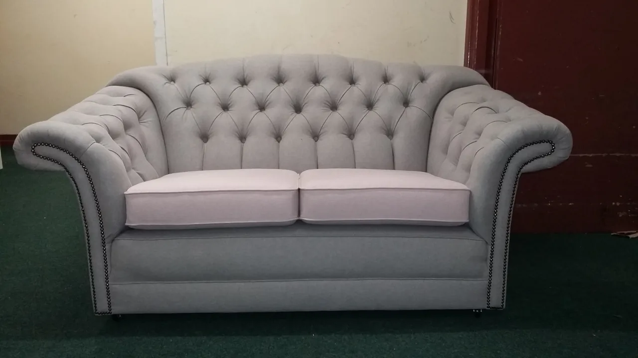 Premium-Sofa als Fokuspunkt des Wohnzimmers